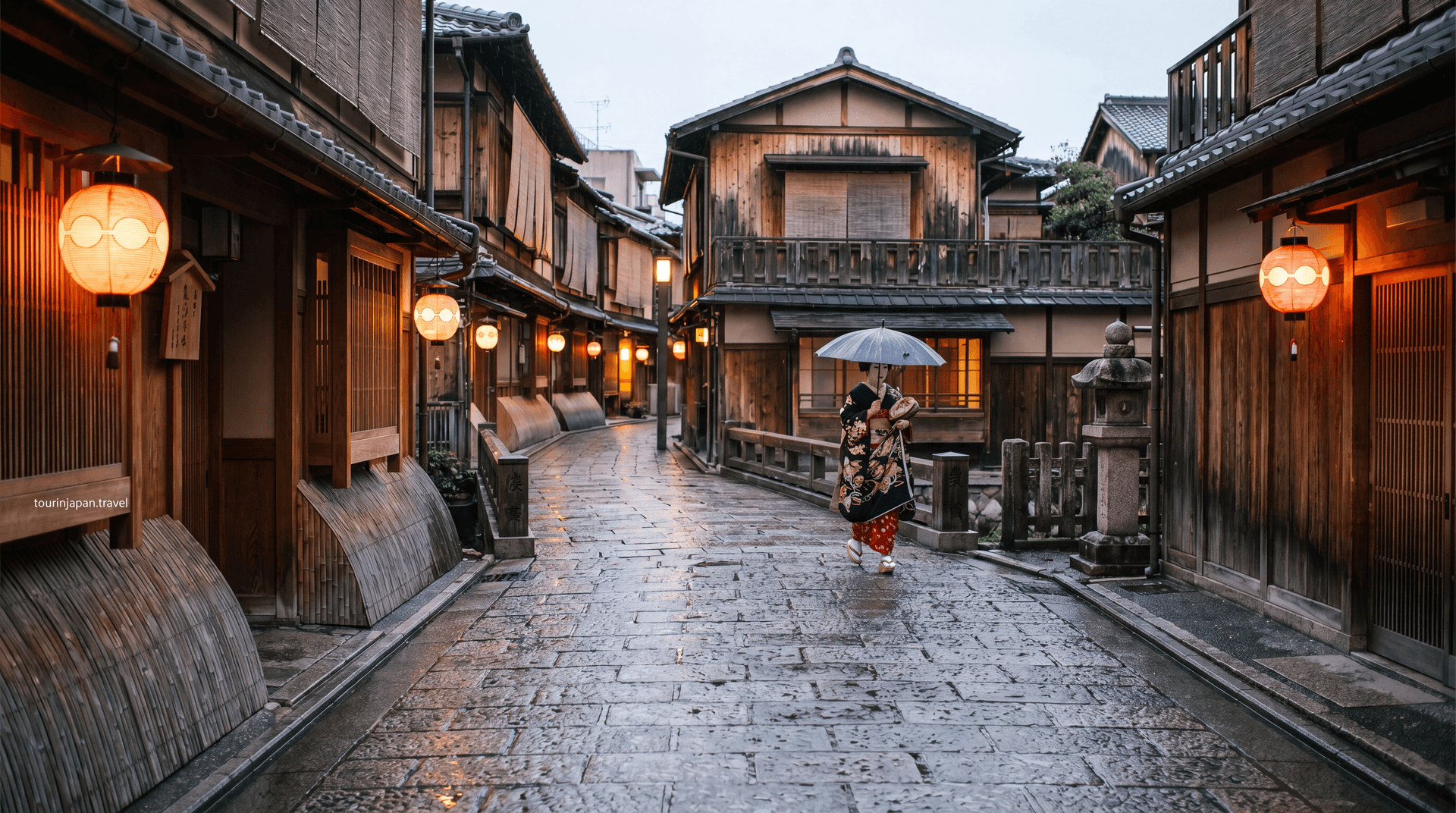Featured image for Gion District: Geisha Spotting, Historic Machiya, Evening Strolls with discreet tourinjapan.travel mark