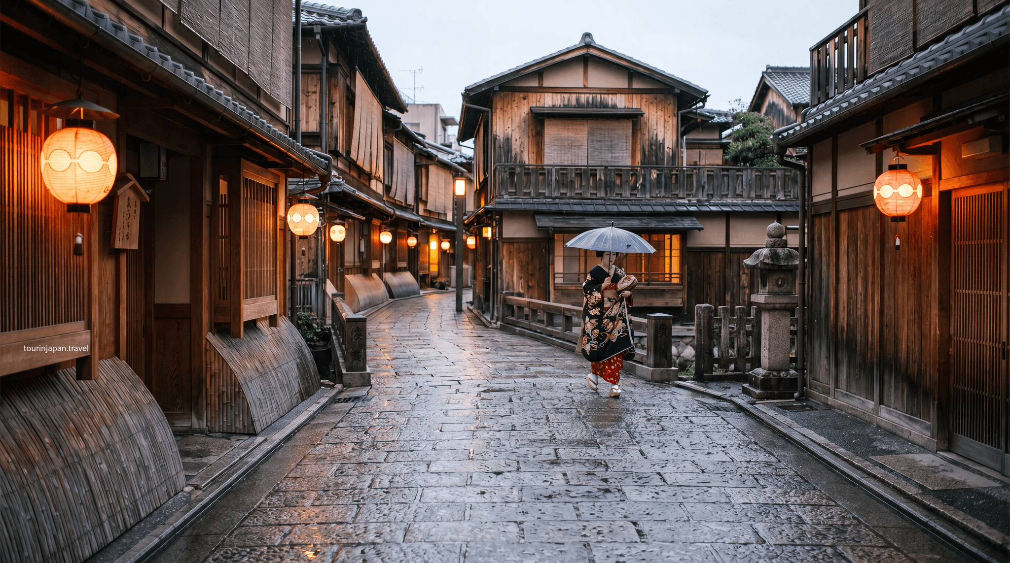 Featured image for Gion District: Geisha Spotting, Historic Machiya, Evening Strolls with discreet tourinjapan.travel mark