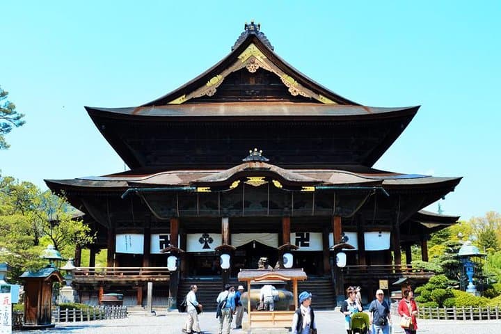 1-Day Snow Monkeys, Zenko-ji Temple & Sake in Nagano — photo 4