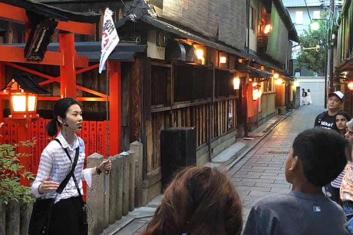 Gion Walking Tour by Night — photo 5