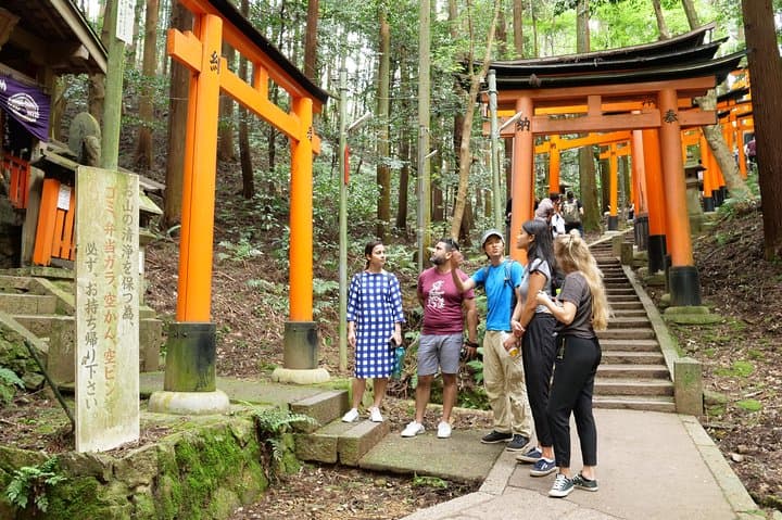 Inside of Fushimi Inari - exploring and lunch with locals — photo 9