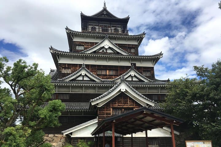 Hiroshima in a Nutshell: Morning Bike Adventure — photo 7