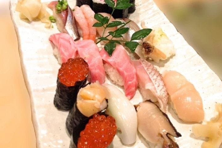 Meiji Shrine and Tsukiji Sushi Making Private Tour — photo 9
