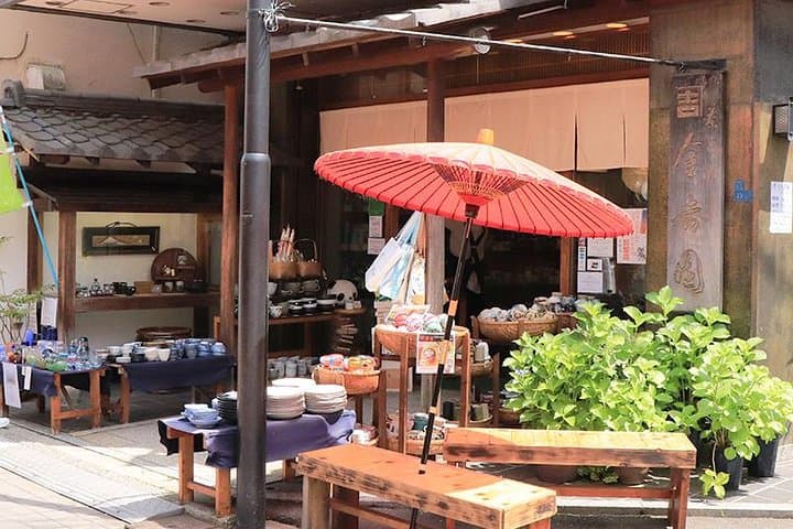 Experience Old local Tokyo & traditional food in Yanaka Ginza — photo 2