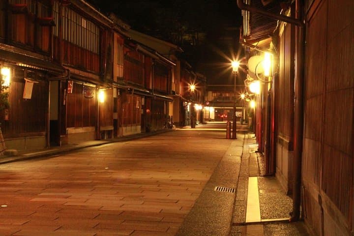 Kanazawa Night Tour with Local Meal and Drinks — photo 2