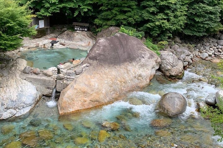Shirakawa-go, Onsen & Waterfall Hike Day Tour from Takayama — photo 6