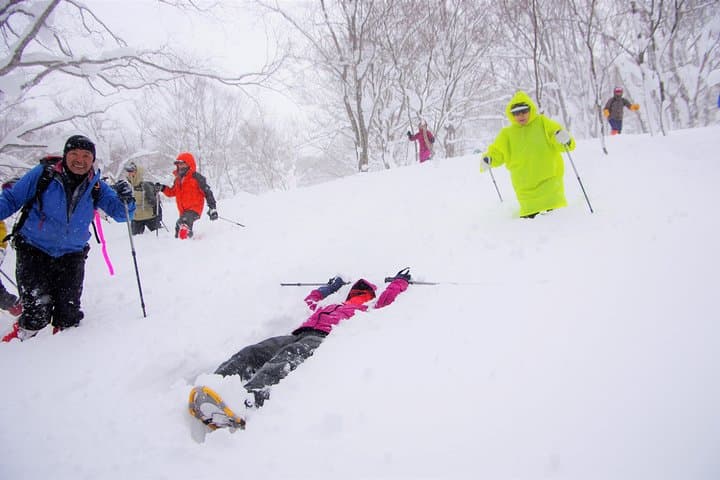 Fluffy New Snow and the Earth beating, Goshougake Oyunuma Snowshoeing Tour — photo 5
