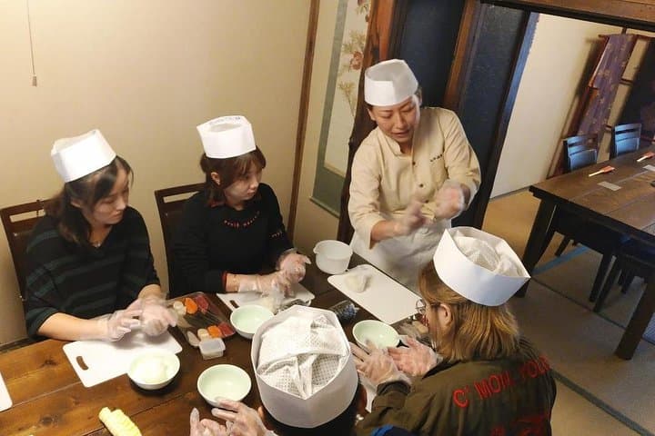 Taught by a professional! Making sushi with Hakodate's Fresh Fish — photo 9