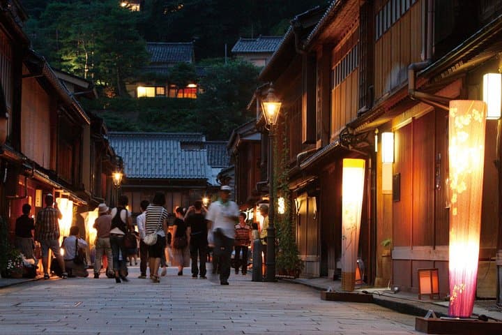 Guided Night Tour to Feel the Samurai Culture in Kanazawa — photo 2