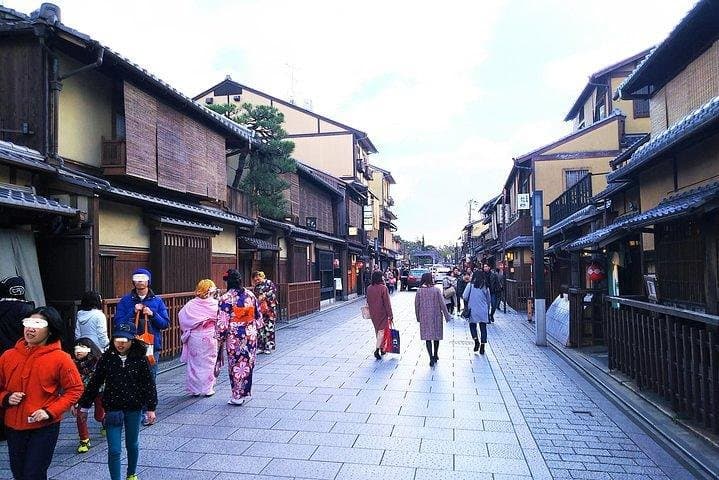 Kyoto Samurai and Geisha Town Private Walking Tour — photo 5