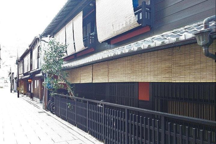 Kyoto Samurai and Geisha Town Private Walking Tour — photo 7