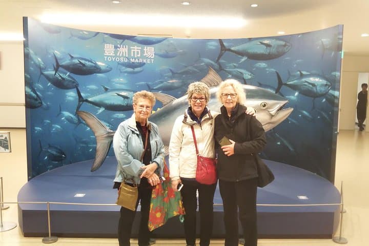 Tuna auction at Toyosu Market with qualified guide and early morning tour of Tsukiji Outer Market — photo 4