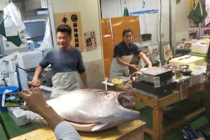 Tuna auction at Toyosu Market with qualified guide and early morning tour of Tsukiji Outer Market — photo 13