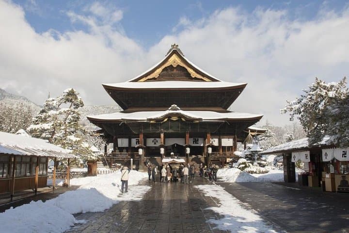 1-Day Winter Tour From Nozawa Onsen: Snow Monkeys, Zenko-ji Temple & Sake — photo 3