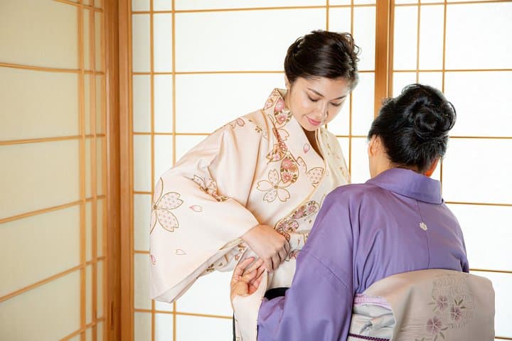 Flower arrangement experience with simple kimono in Okinawa — photo 9