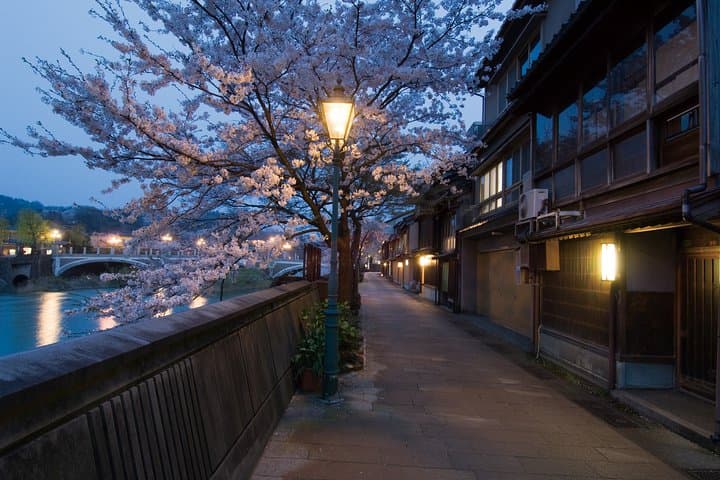 Kanazawa Night Tour with Local Meal and Drinks — photo 19