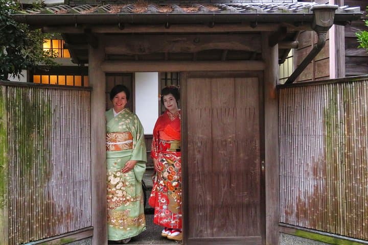 Watch the Young Geisha do their makeup and Get Ready! — photo 3