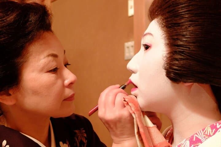 Watch the Young Geisha do their makeup and Get Ready! — photo 1