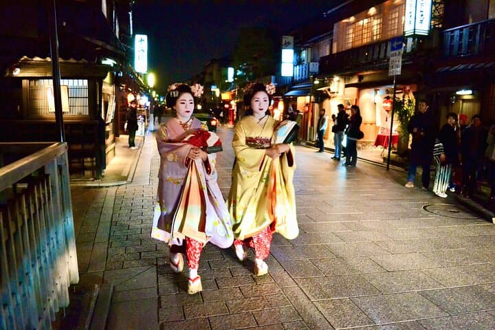 Gion Walking Tour by Night — photo 1