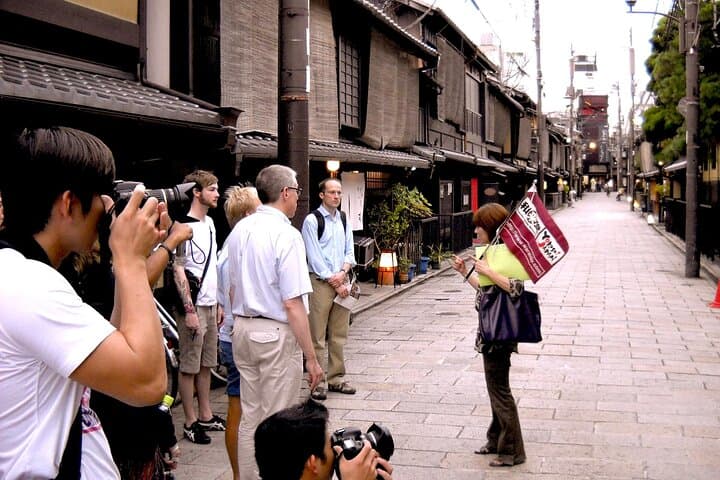 Gion Walking Tour by Night — photo 8