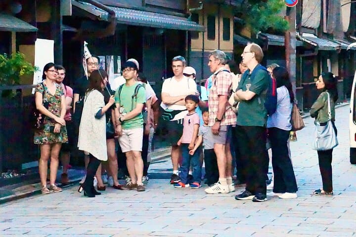 Gion Walking Tour by Night — photo 9