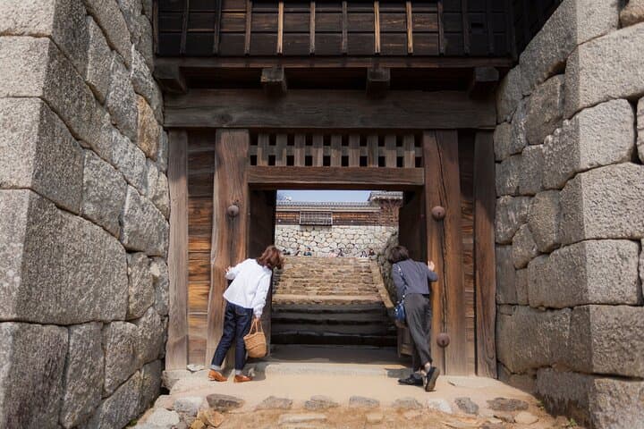 [Town walk] Stroll around Matsuyama Castle and enjoy local shopping — photo 5
