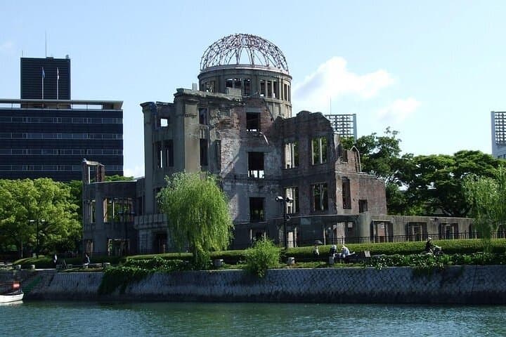 Hiroshima Local Food and Peace Memorial Park 1 Day Walking Tour — photo 4