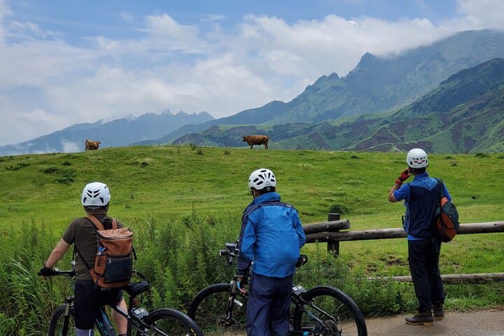 Private E-MTB guided cycling around Mt. Aso volcano & grasslands — photo 3