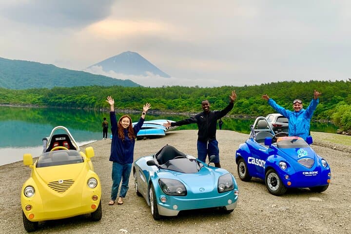 Cute & Fun E-Car tour following guide around Lake Kawaguchiko — photo 3