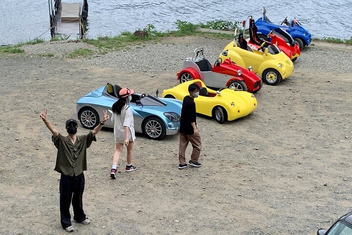 Cute & Fun E-Car tour following guide around Lake Kawaguchiko — photo 5