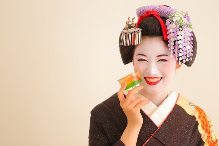 Kyoto: Maiko Makeover and Photoshoot Experience (Women only) — photo 8