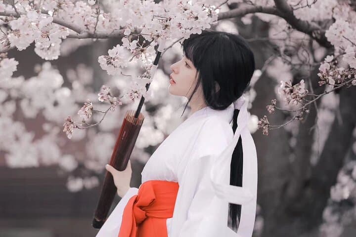 Experience a different cross-dressing experience in Kyoto, Osaka, Miko Kimono — photo 1