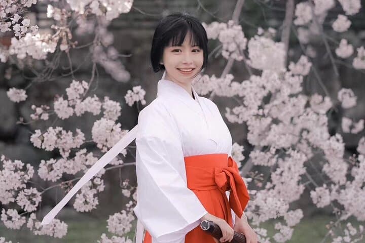 Experience a different cross-dressing experience in Kyoto, Osaka, Miko Kimono — photo 3