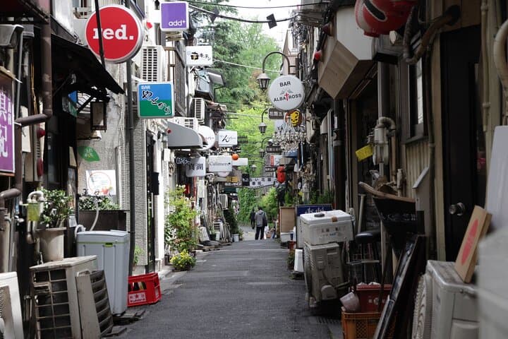 Shinjuku Golden-gai and Kabuki-cho Bar Hopping with Master Guide — photo 8