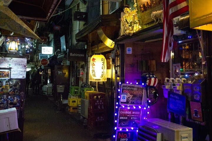 Shinjuku Golden-gai and Kabuki-cho Bar Hopping with Master Guide — photo 4