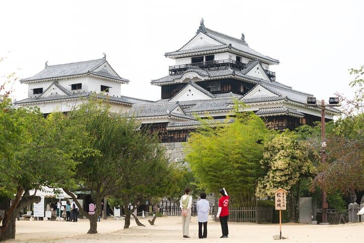 [Town walk] Stroll around Matsuyama Castle and enjoy local shopping — photo 10