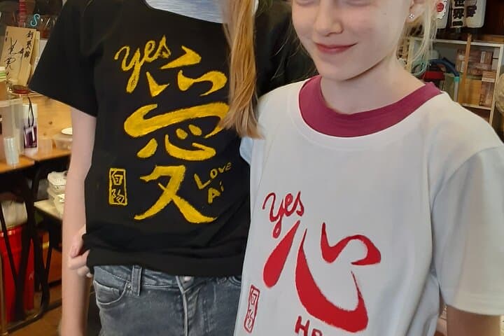Handwriting Kanji with Ink on T-shirt Private Art Class in Tokyo — photo 3
