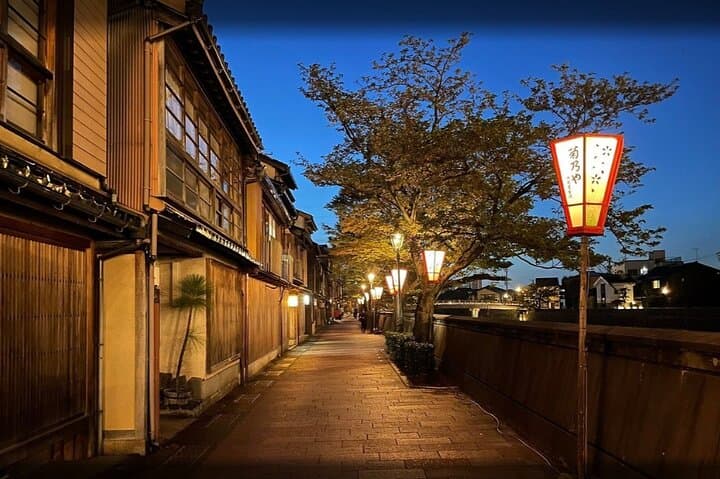 Kanazawa Night Tour with Local Meal and Drinks — photo 15