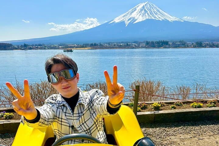 Cute & Fun E-Car tour following guide around Lake Kawaguchiko — photo 9