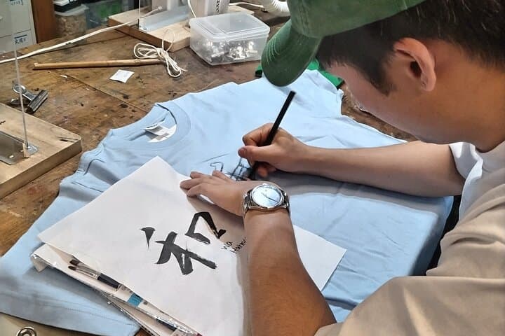 Handwriting Kanji with Ink on T-shirt Private Art Class in Tokyo — photo 4