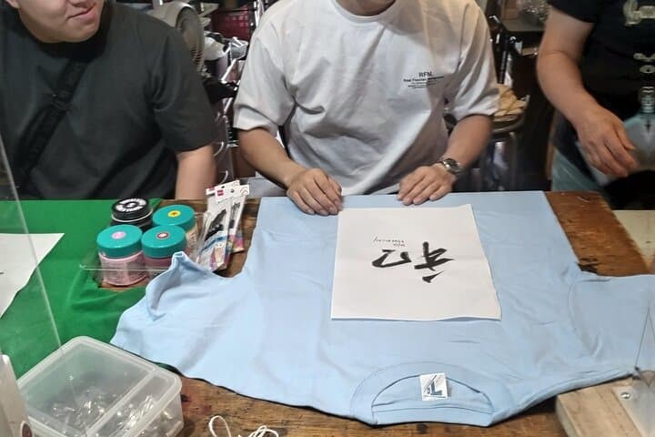Handwriting Kanji with Ink on T-shirt Private Art Class in Tokyo — photo 5