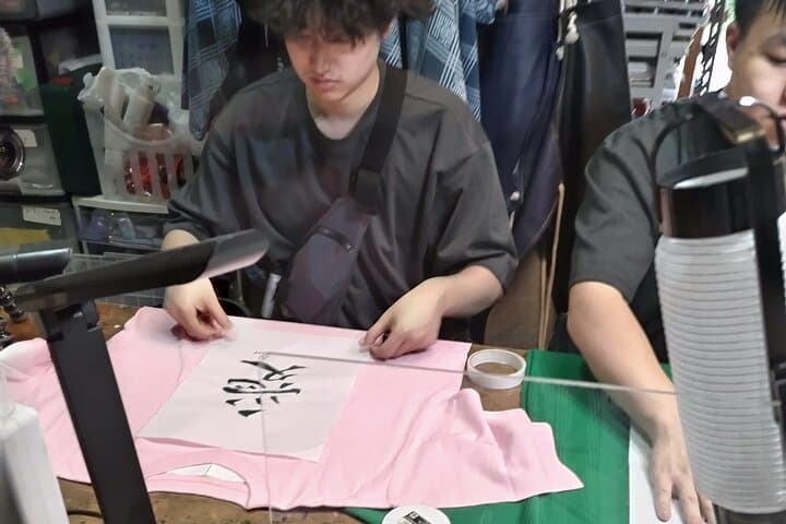 Handwriting Kanji with Ink on T-shirt Private Art Class in Tokyo — photo 6