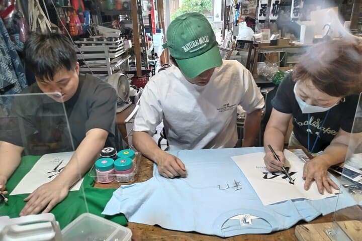 Handwriting Kanji with Ink on T-shirt Private Art Class in Tokyo — photo 7