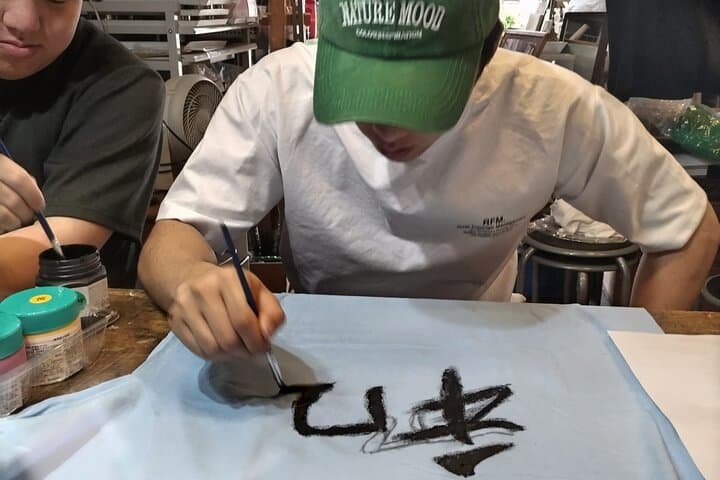 Handwriting Kanji with Ink on T-shirt Private Art Class in Tokyo — photo 8