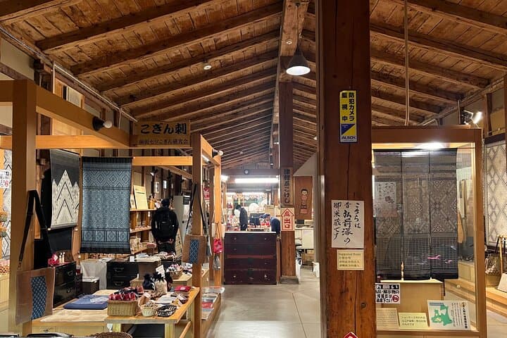 Half-Day Hirosaki Castle and Samurai house Tour with Guide — photo 3