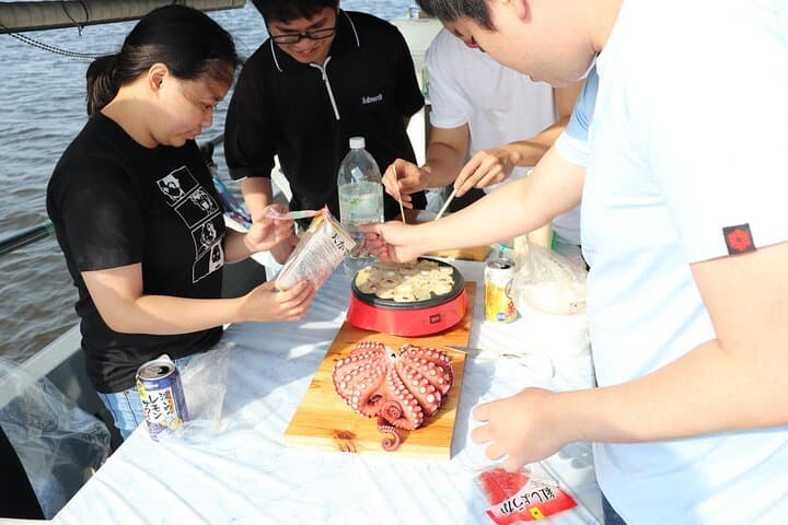 Takoyaki Cooking Experience in Osaka Bay by Cruise — photo 6