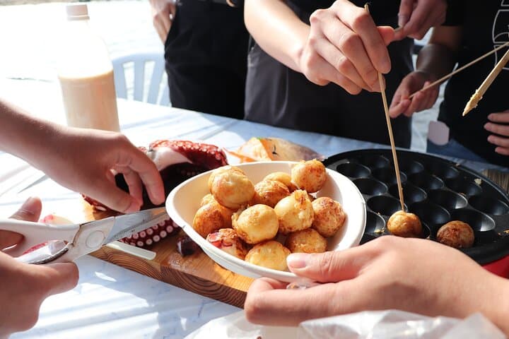 Takoyaki Cooking Experience in Osaka Bay by Cruise — photo 8