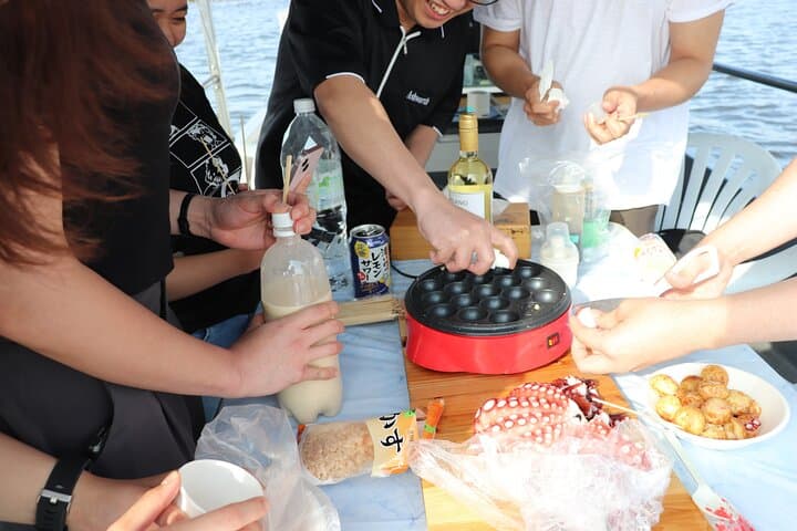 Takoyaki Cooking Experience in Osaka Bay by Cruise — photo 9