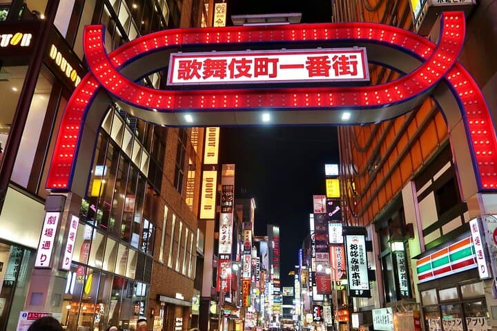 The Dark Side of Tokyo - Night Walking Tour Shinjuku Kabukicho — photo 8