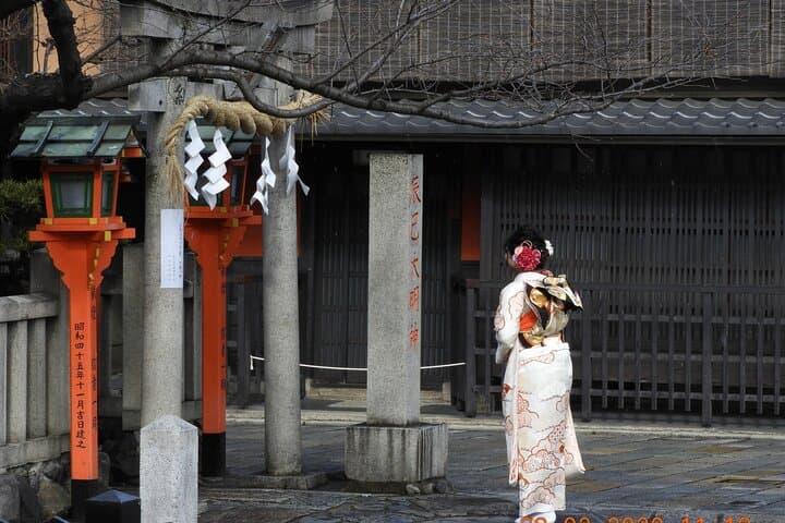 2 Hour Guided Gion Tour: Explore Kyoto’s Historic Geisha District — photo 3